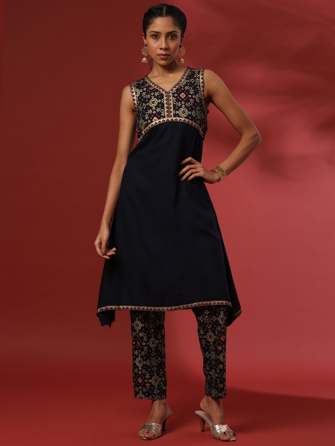 Abhishti Ethnic Motifs Printed V-Neck High-Low A-Line Kurta With Trousers, Navy blue
Abhishti Ethnic Motifs Printed V-Neck High-Low A-Line Kurta With Trousers, Navy blue