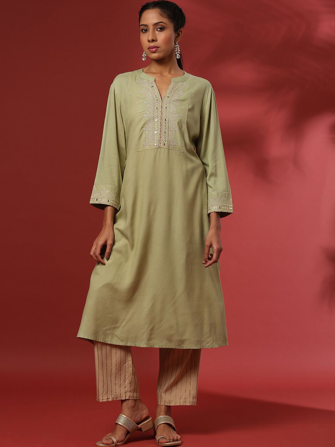 Abhishti Floral Yoke Design Mandarin Collar Mirror Work Straight Kurta With Trousers, Green
Abhishti Floral Yoke Design Mandarin Collar Mirror Work Straight Kurta With Trousers, Green