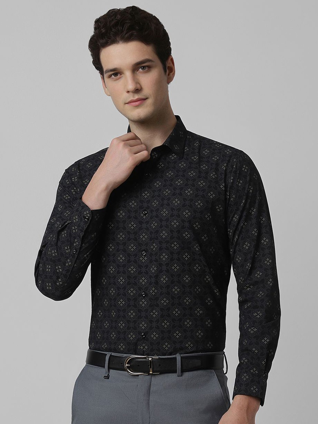 Peter England Men Spread Collar Ethnic Motifs Printed Cotton Slim Fit Formal Shirt, Black
Peter England Men Spread Collar Ethnic Motifs Printed Cotton Slim Fit Formal Shirt, Black