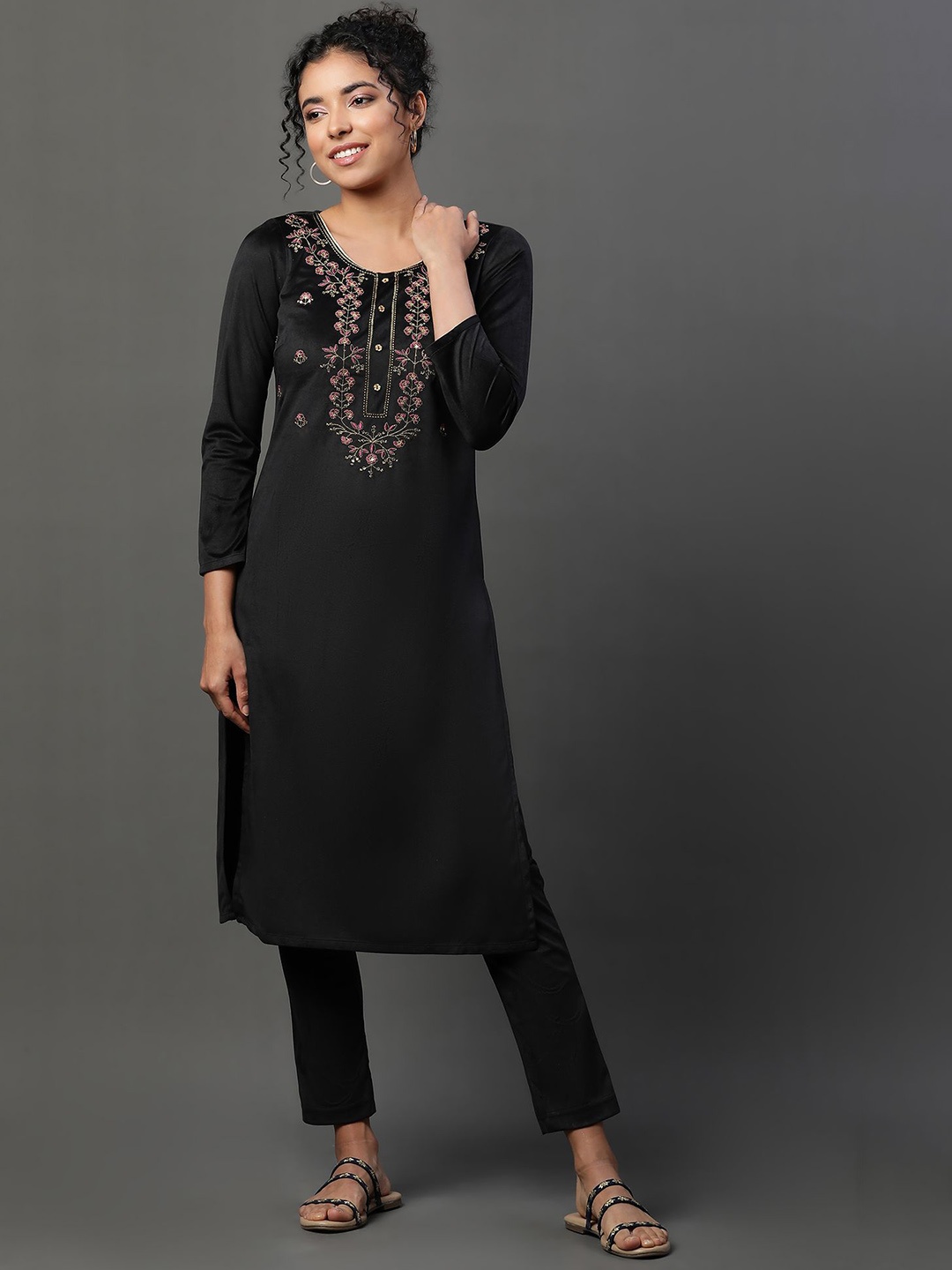 AURELIA Ethnic Motifs Embroidered Sequinned Velvet Straight Kurta With Trousers, Black
AURELIA Ethnic Motifs Embroidered Sequinned Velvet Straight Kurta With Trousers, Black