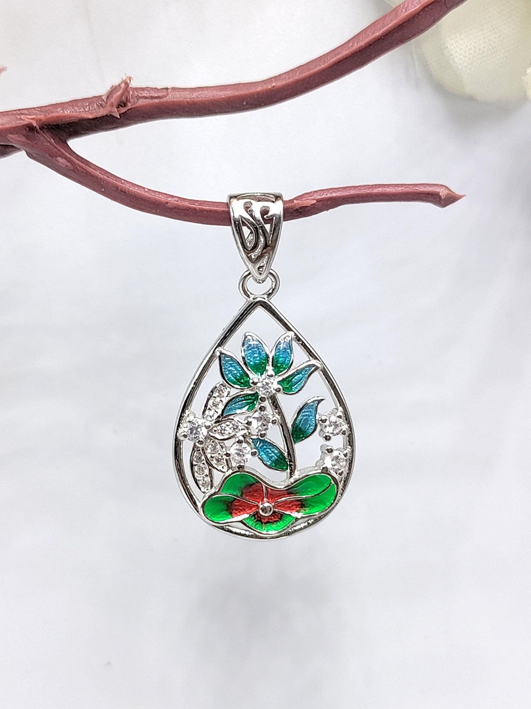 AMONROO 925 Sterling Silver Rhodium-Plated Enamelled CZ Studded Flower Oval Shape Pendant
AMONROO 925 Sterling Silver Rhodium-Plated Enamelled CZ Studded Flower Oval Shape Pendant