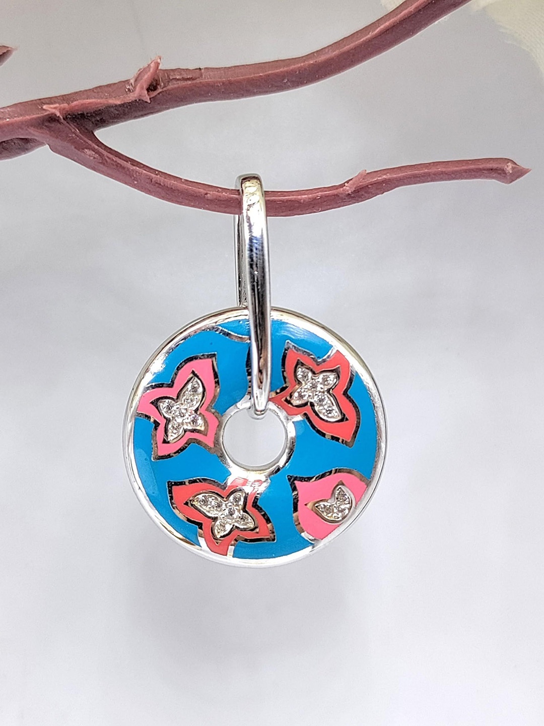 AMONROO 925 Sterling Silver Rhodium-Plated Enamelled CZ Studded Floral Circular Pendant
AMONROO 925 Sterling Silver Rhodium-Plated Enamelled CZ Studded Floral Circular Pendant