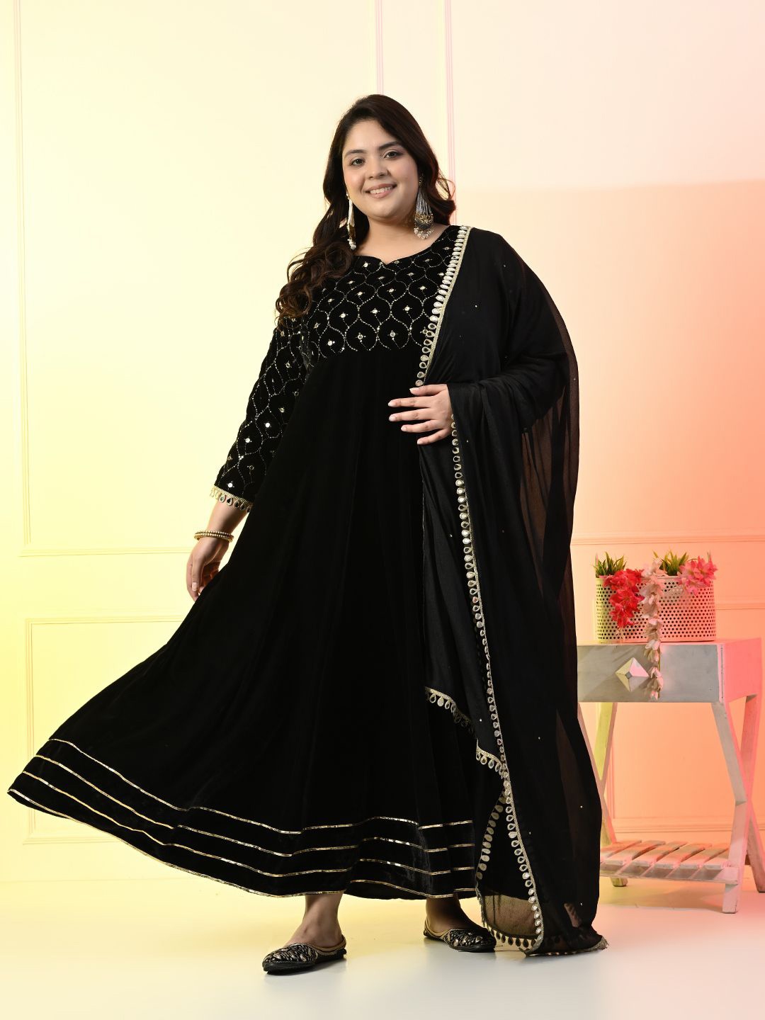 PrettyPlus by Desinoor.com Plus Size Floral Embellished Velvet Anarkali Kurta With Dupatta, Black
PrettyPlus by Desinoor.com Plus Size Floral Embellished Velvet Anarkali Kurta With Dupatta, Black