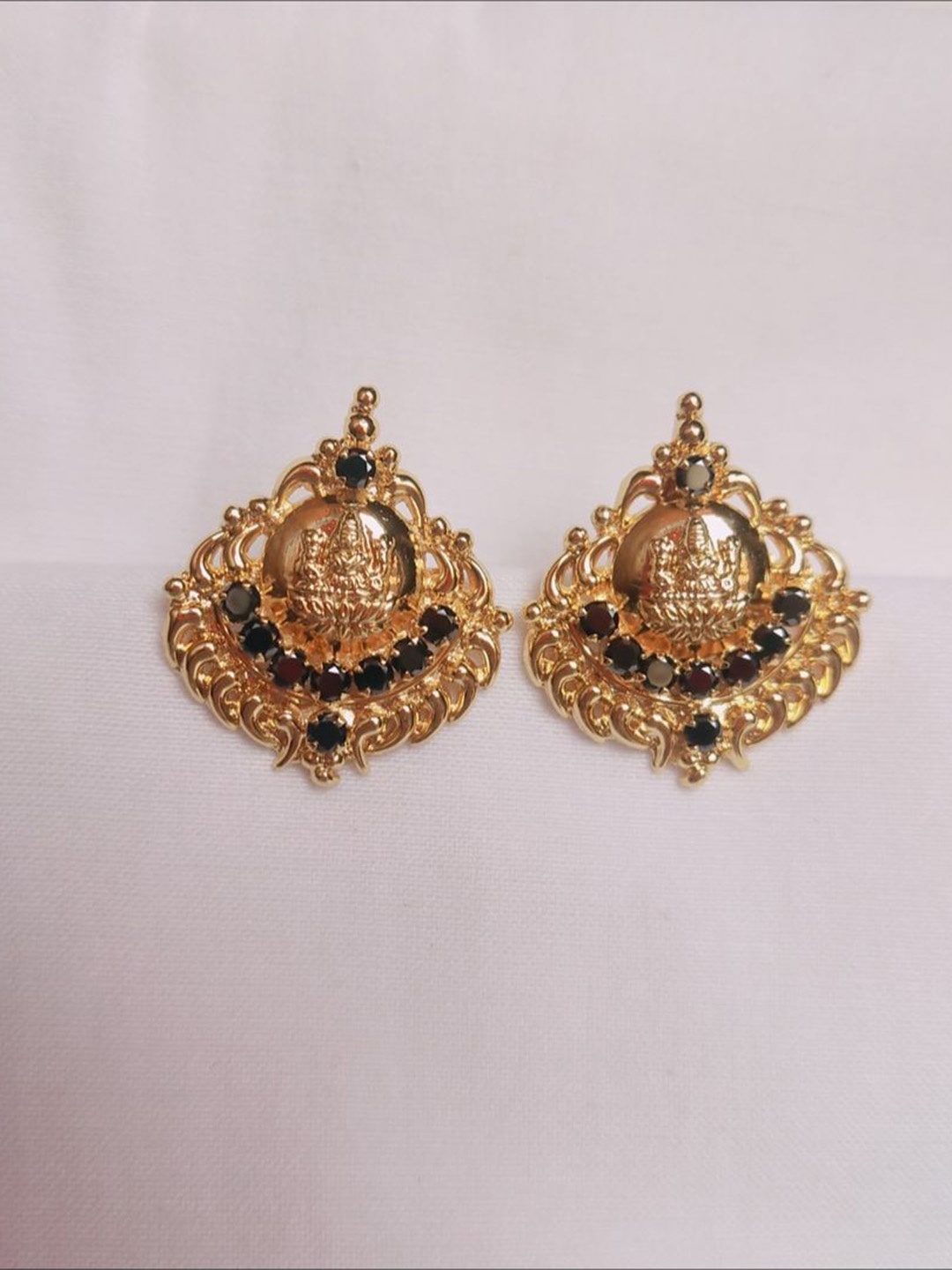 kurdekars divuu Gold Plating Contemporary Artificial Beads Antique Studs Earrings
kurdekars divuu Gold Plating Contemporary Artificial Beads Antique Studs Earrings