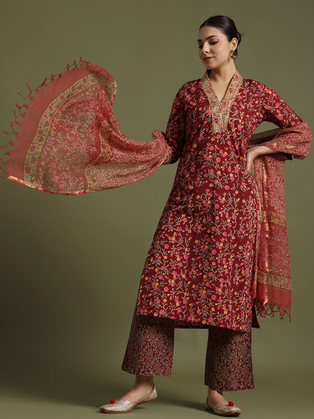 JAIPURIBANNO Women Printed Regular Gotta Patti Pure Cotton Kurta with Trousers & With Dupatta, Red
JAIPURIBANNO Women Printed Regular Gotta Patti Pure Cotton Kurta with Trousers & With Dupatta, Red