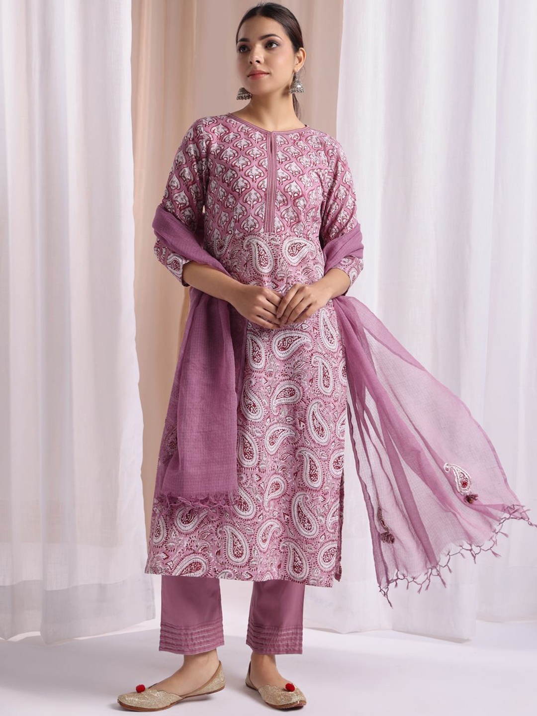 JAIPURIBANNO Women Printed Regular Gotta Patti Pure Cotton Kurta with Trousers & With Dupatta, Purple
JAIPURIBANNO Women Printed Regular Gotta Patti Pure Cotton Kurta with Trousers & With Dupatta, Purple