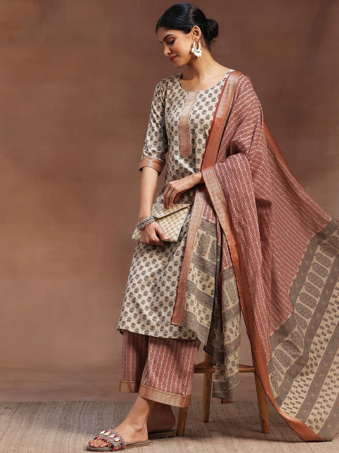Libas Women Floral Printed Regular Gotta Patti Pure Cotton Kurta with Palazzos & With Dupatta, Beige
Libas Women Floral Printed Regular Gotta Patti Pure Cotton Kurta with Palazzos & With Dupatta, Beige