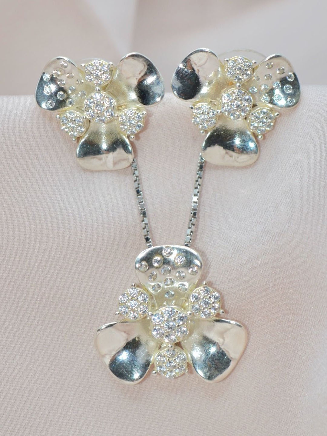 Luxevogue Rhodium-Plated Flower Dotted Stone-Studded Jewellery Set, Silver
Luxevogue Rhodium-Plated Flower Dotted Stone-Studded Jewellery Set, Silver