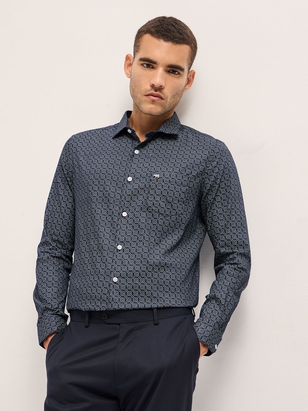THE BEAR HOUSE Men Tailored Fit Spread Collar Geometric Printed Cotton Formal Shirt, Navy blue
THE BEAR HOUSE Men Tailored Fit Spread Collar Geometric Printed Cotton Formal Shirt, Navy blue