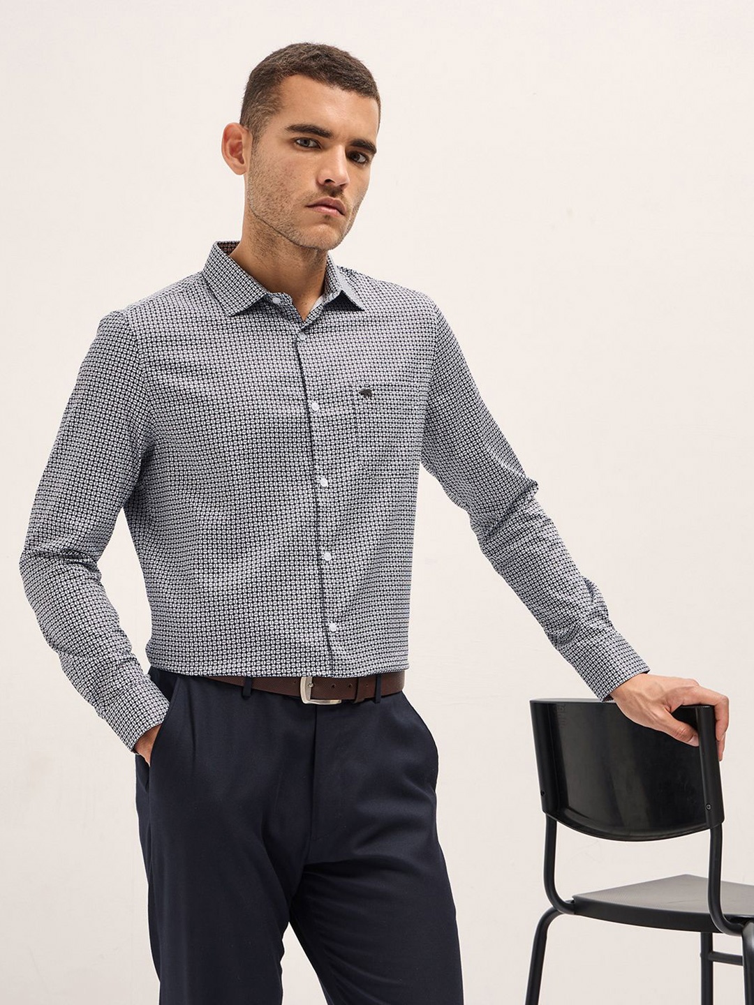 THE BEAR HOUSE Men Tailored Fit Spread Collar Geometric Printed Cotton Formal Shirt, Navy blue
THE BEAR HOUSE Men Tailored Fit Spread Collar Geometric Printed Cotton Formal Shirt, Navy blue