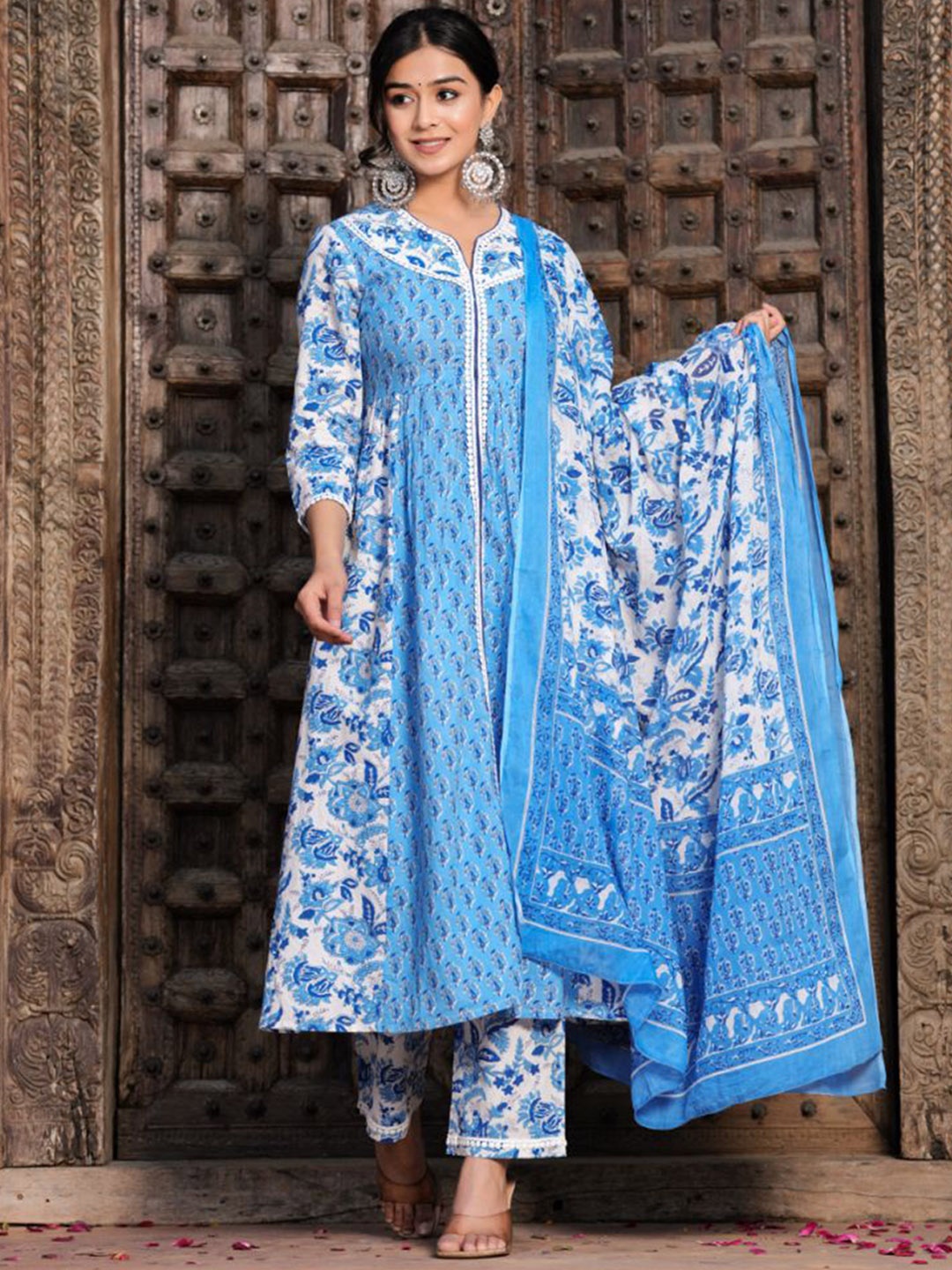 KALINI Women Floral Printed High Slit Sequinned Pure Cotton Kurta with Trousers & With Dupatta, Turquoise blue
KALINI Women Floral Printed High Slit Sequinned Pure Cotton Kurta with Trousers & With Dupatta, Turquoise blue