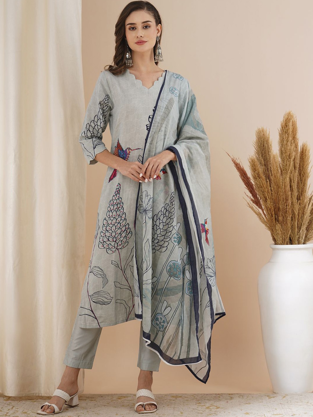 FASHOR Women Floral Printed Regular Thread Work Pure Cotton Kurta with Trousers & With Dupatta, Grey
FASHOR Women Floral Printed Regular Thread Work Pure Cotton Kurta with Trousers & With Dupatta, Grey
