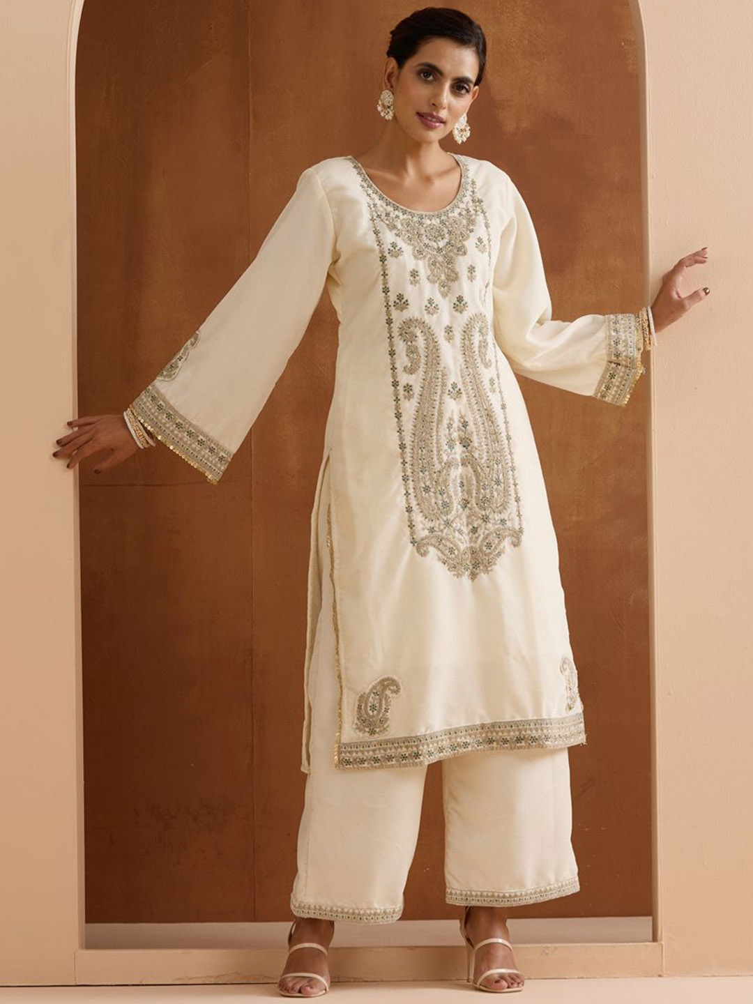 Ishin Women Floral Embroidered Regular Thread Work Velvet Kurta with Trousers, Off white
Ishin Women Floral Embroidered Regular Thread Work Velvet Kurta with Trousers, Off white