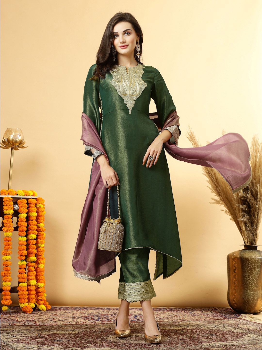 Get Glamr Women Paisley Yoke Design High Slit Patchwork Kurta with Trousers & With Dupatta, Green
Get Glamr Women Paisley Yoke Design High Slit Patchwork Kurta with Trousers & With Dupatta, Green
