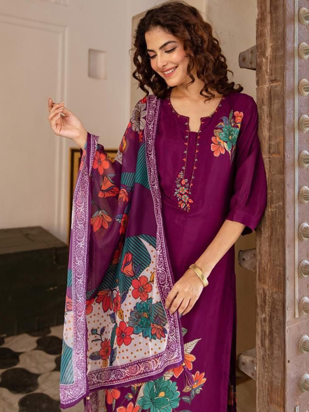 Anouk Floral Printed Thread Work Notch Neck Pure Silk Kurta With Trousers & Dupatta, Purple
Anouk Floral Printed Thread Work Notch Neck Pure Silk Kurta With Trousers & Dupatta, Purple