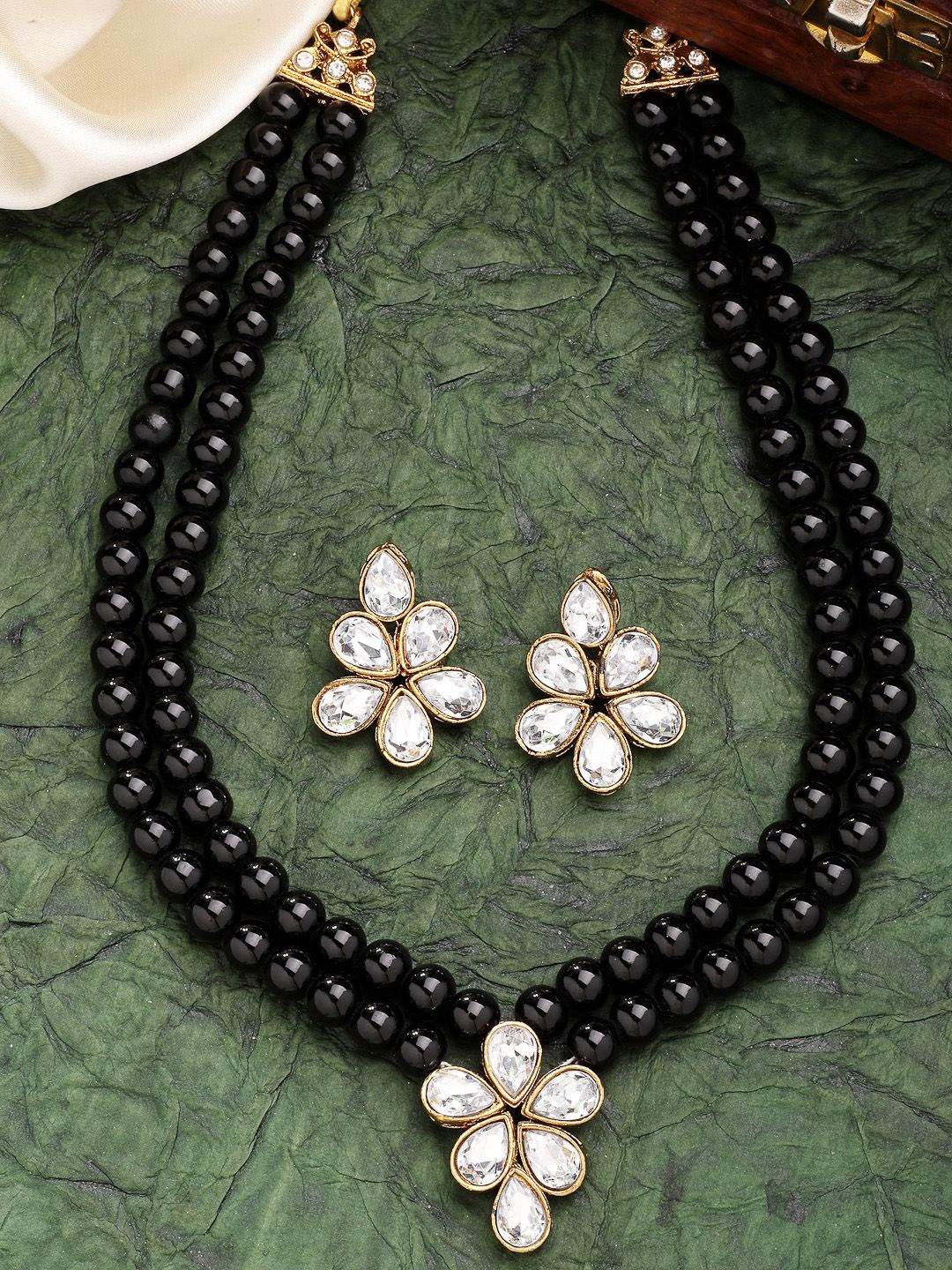 ZENEME 18k Gold Plated Traditional Kundan & Black Pearl Studded Necklace Jewellery Set
ZENEME 18k Gold Plated Traditional Kundan & Black Pearl Studded Necklace Jewellery Set