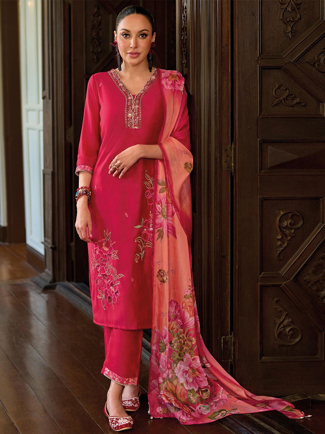 Peachmode Floral printed thread work V Neck straight Kurta With Trouser And Dupatta, Maroon
Peachmode Floral printed thread work V Neck straight Kurta With Trouser And Dupatta, Maroon