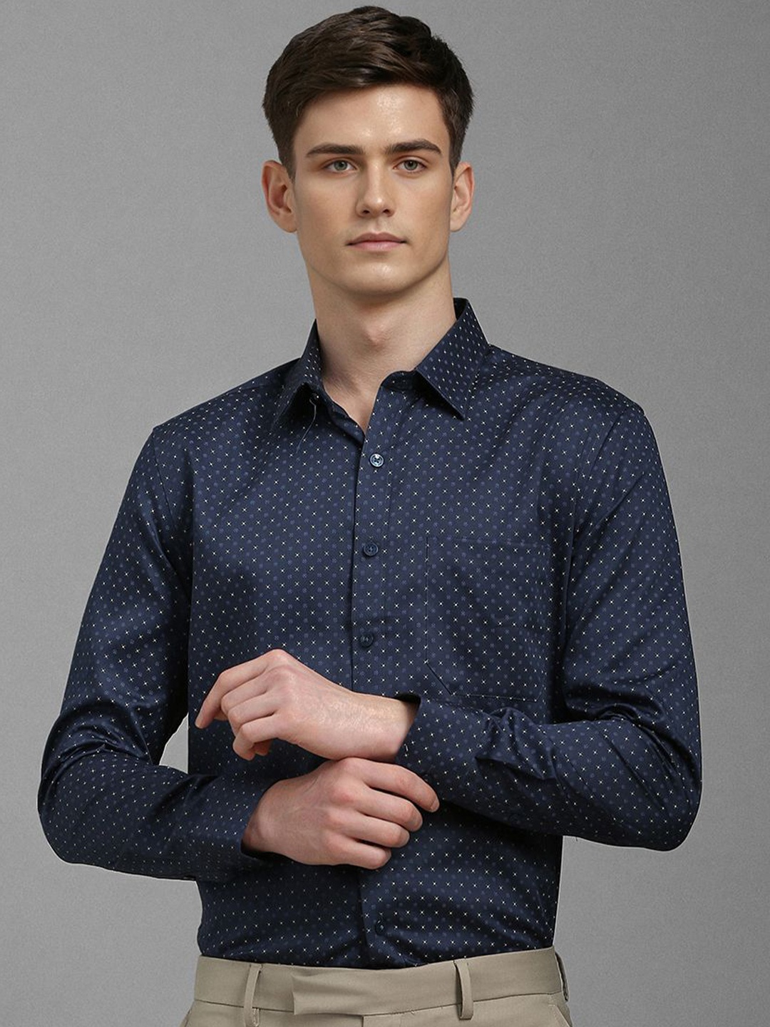Louis Philippe Men Slim Fit Spread Collar Geometric Printed Cotton Formal Shirt, Navy blue
Louis Philippe Men Slim Fit Spread Collar Geometric Printed Cotton Formal Shirt, Navy blue