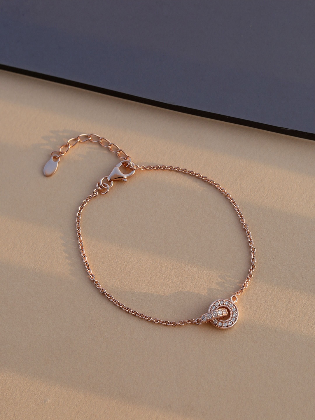 DIAVO Rose Gold-Plated Silver Cubic Zirconia Interlocking Circles Wraparound Bracelet
DIAVO Rose Gold-Plated Silver Cubic Zirconia Interlocking Circles Wraparound Bracelet