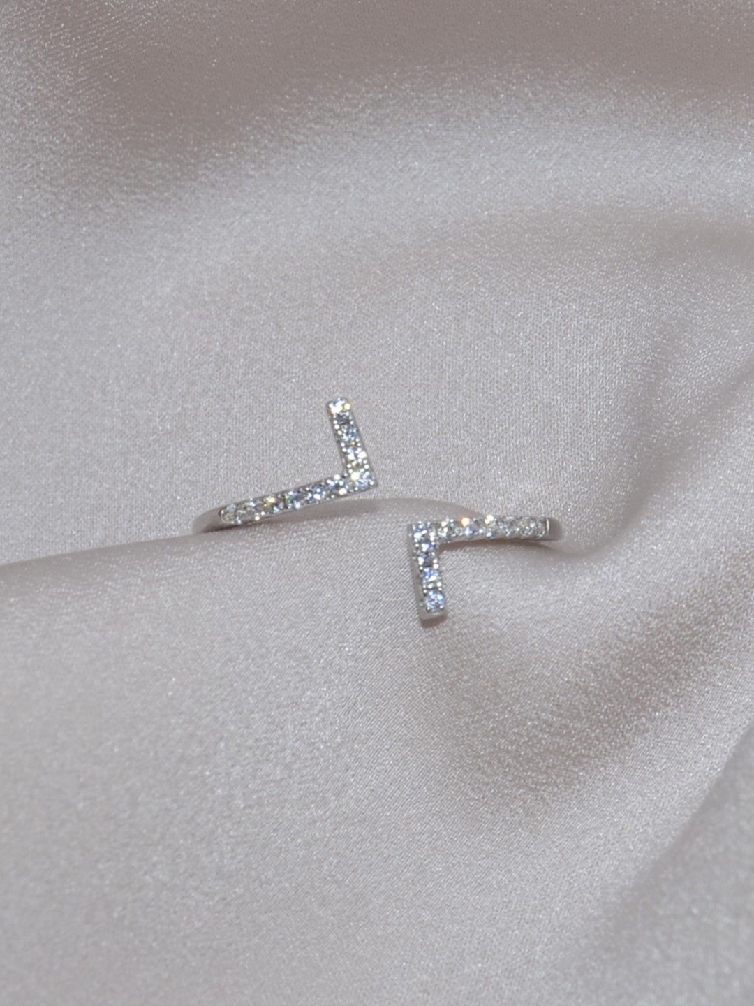 Luxevogue 925 Sterling Silver Rhodium-Plated CZ-Stone Studded Enchanting Adjustable Ring
Luxevogue 925 Sterling Silver Rhodium-Plated CZ-Stone Studded Enchanting Adjustable Ring