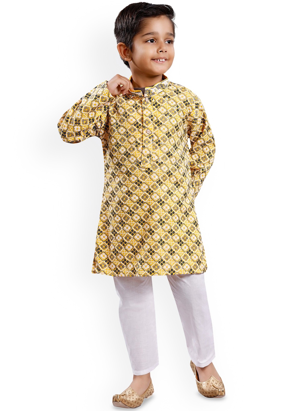 BAESD Boys Ethnic Motifs Sequinned Embroidered Mandarin Collar Straight Kurta with Trouser, Yellow
BAESD Boys Ethnic Motifs Sequinned Embroidered Mandarin Collar Straight Kurta with Trouser, Yellow