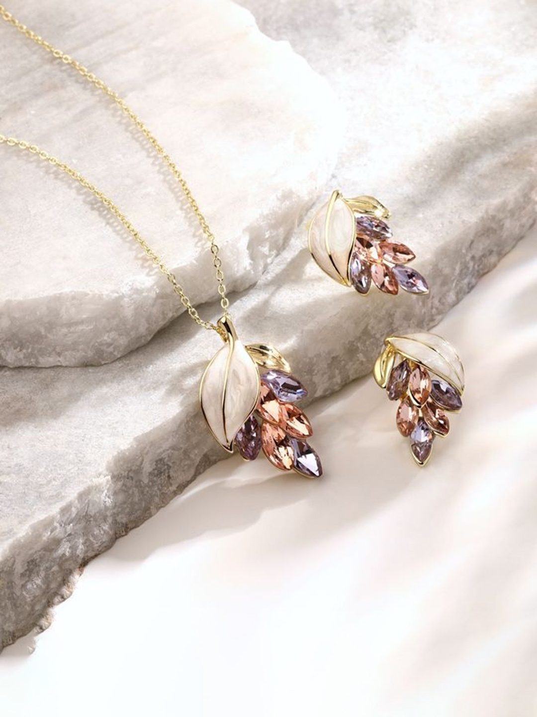 Cierra Gold-Plated Crystal Studded Leaf and Oval Shaped Pendant & Chain with Earrings
Cierra Gold-Plated Crystal Studded Leaf and Oval Shaped Pendant & Chain with Earrings