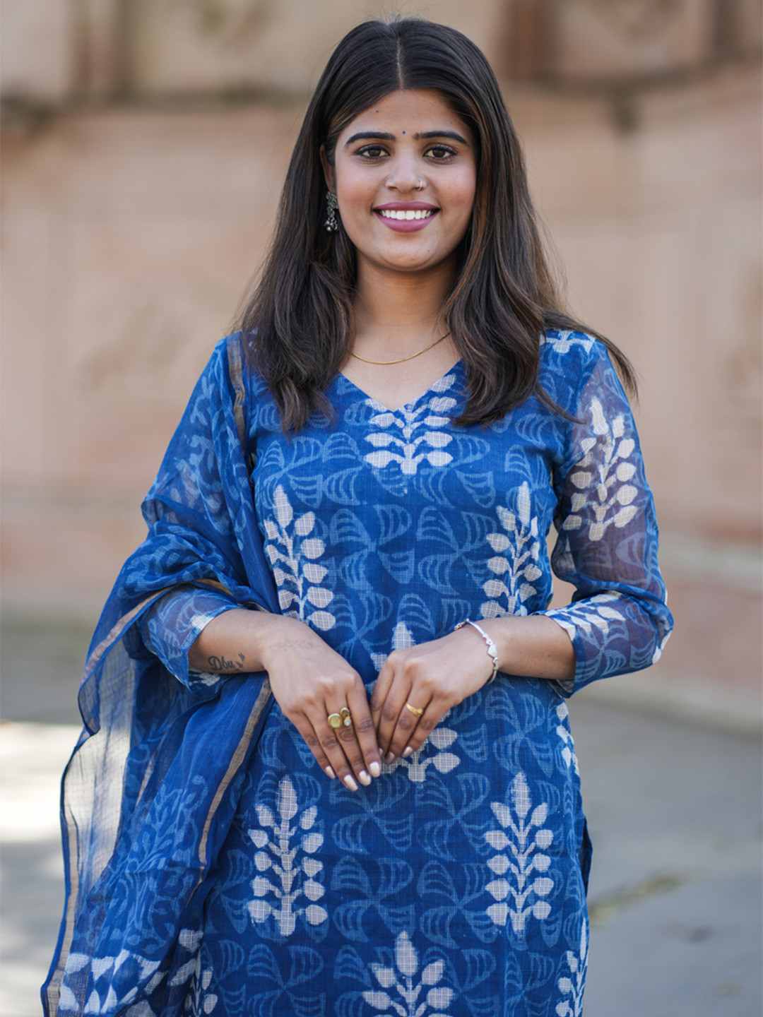 Bahe Kurtiz Floral Printed kota Doriya V-Neck Straight Kurta With Trouser & Dupatta, Blue
Bahe Kurtiz Floral Printed kota Doriya V-Neck Straight Kurta With Trouser & Dupatta, Blue