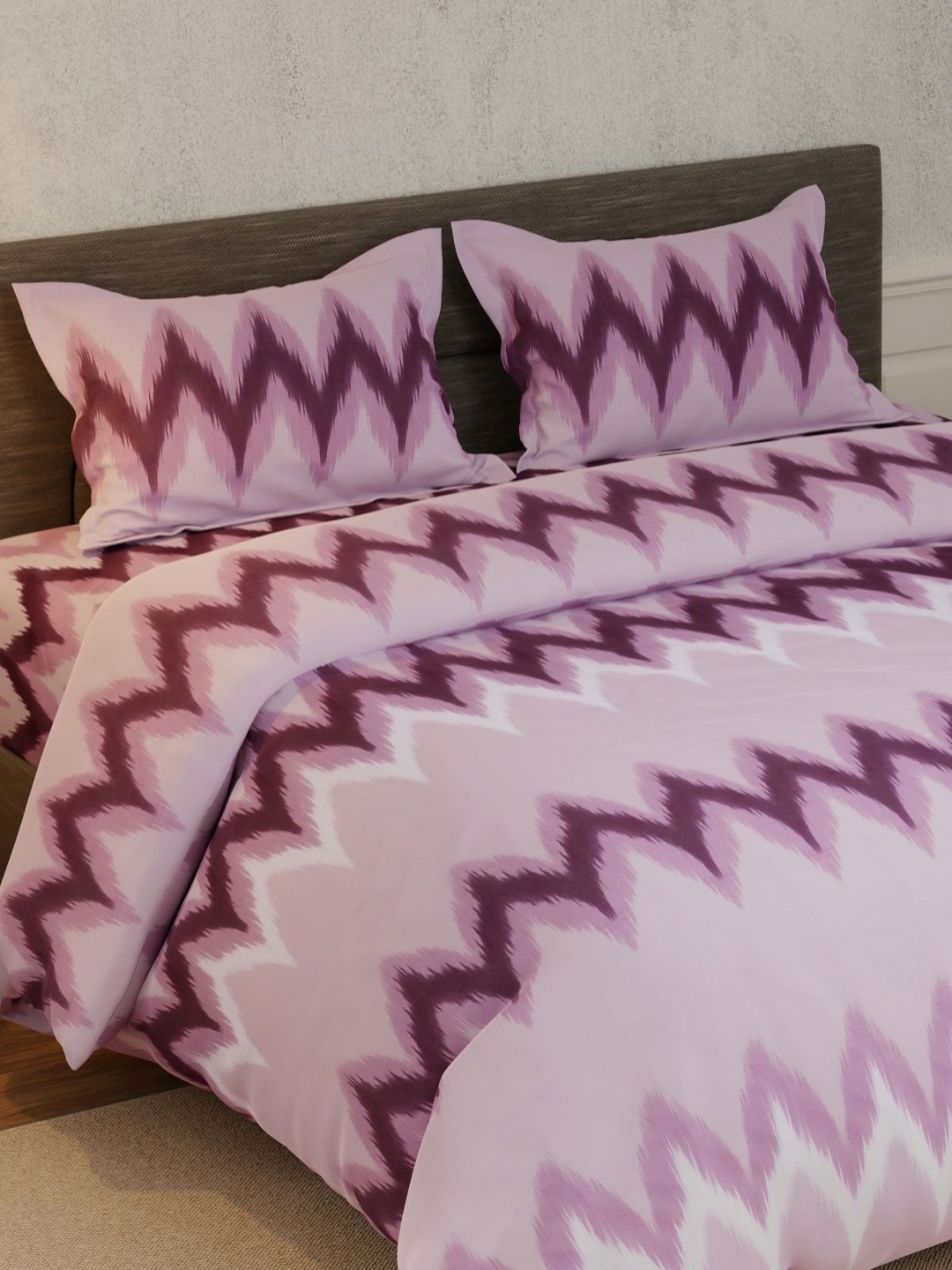 Huesland Pink & White Geometric Printed 144 TC Cotton King Bedsheet Set 2.74 m x 2.74 m
Huesland Pink & White Geometric Printed 144 TC Cotton King Bedsheet Set 2.74 m x 2.74 m