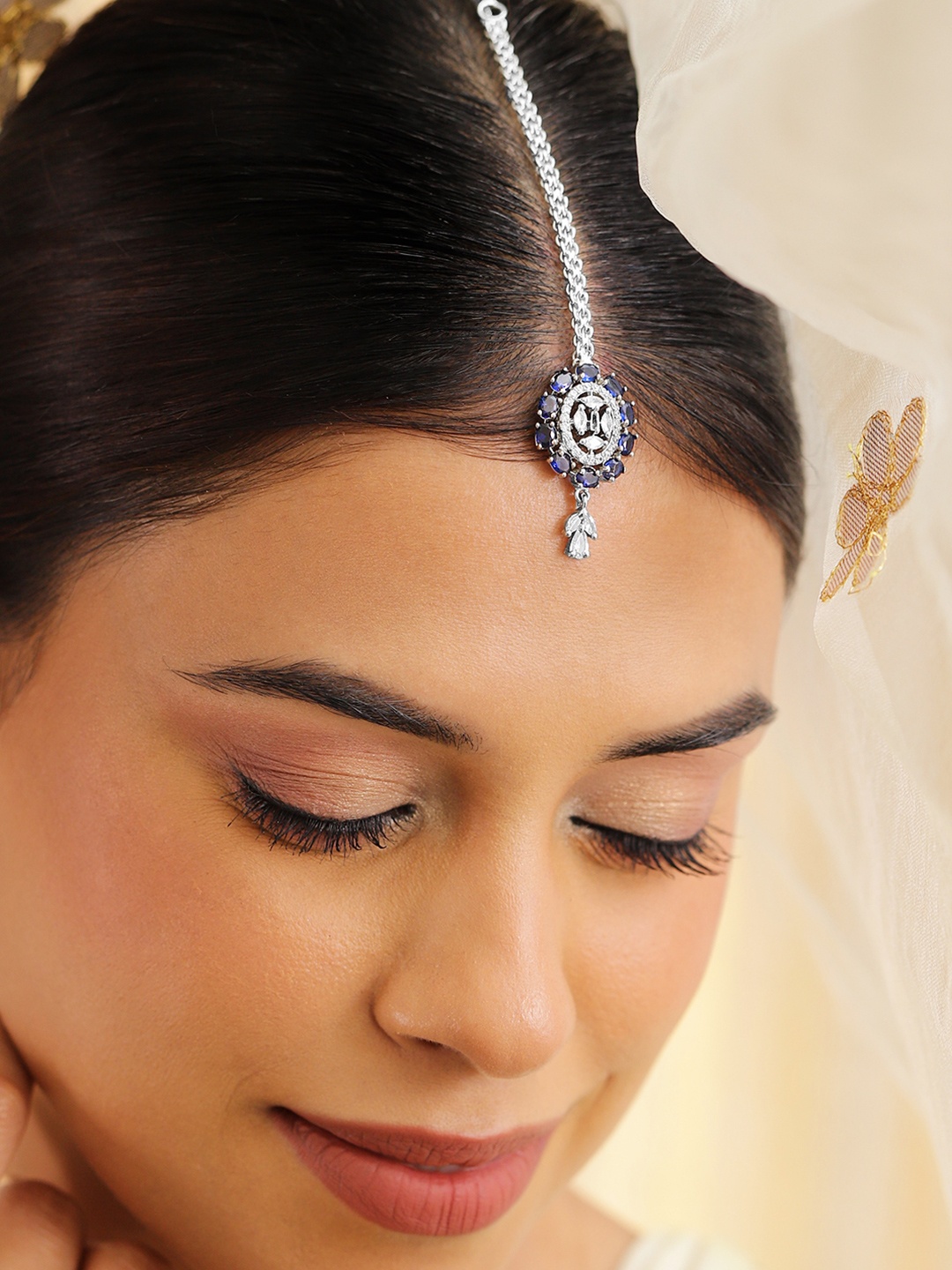Rubans Rhodium-Plated Blue Sapphire & Cubic Zirconia Studded Maang Tikka Head Jewellery, Silver
Rubans Rhodium-Plated Blue Sapphire & Cubic Zirconia Studded Maang Tikka Head Jewellery, Silver