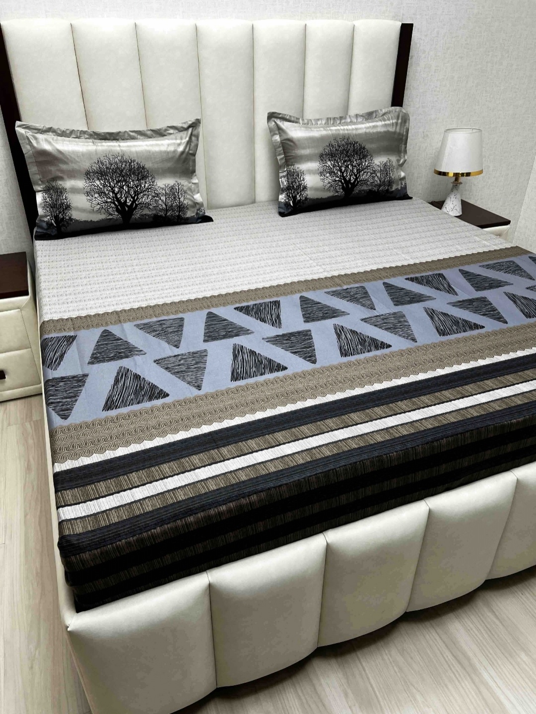 Pure Decor Off White & Black Printed 220 TC Cotton King Bedsheet Set 2.74 m x 2.74 m
Pure Decor Off White & Black Printed 220 TC Cotton King Bedsheet Set 2.74 m x 2.74 m