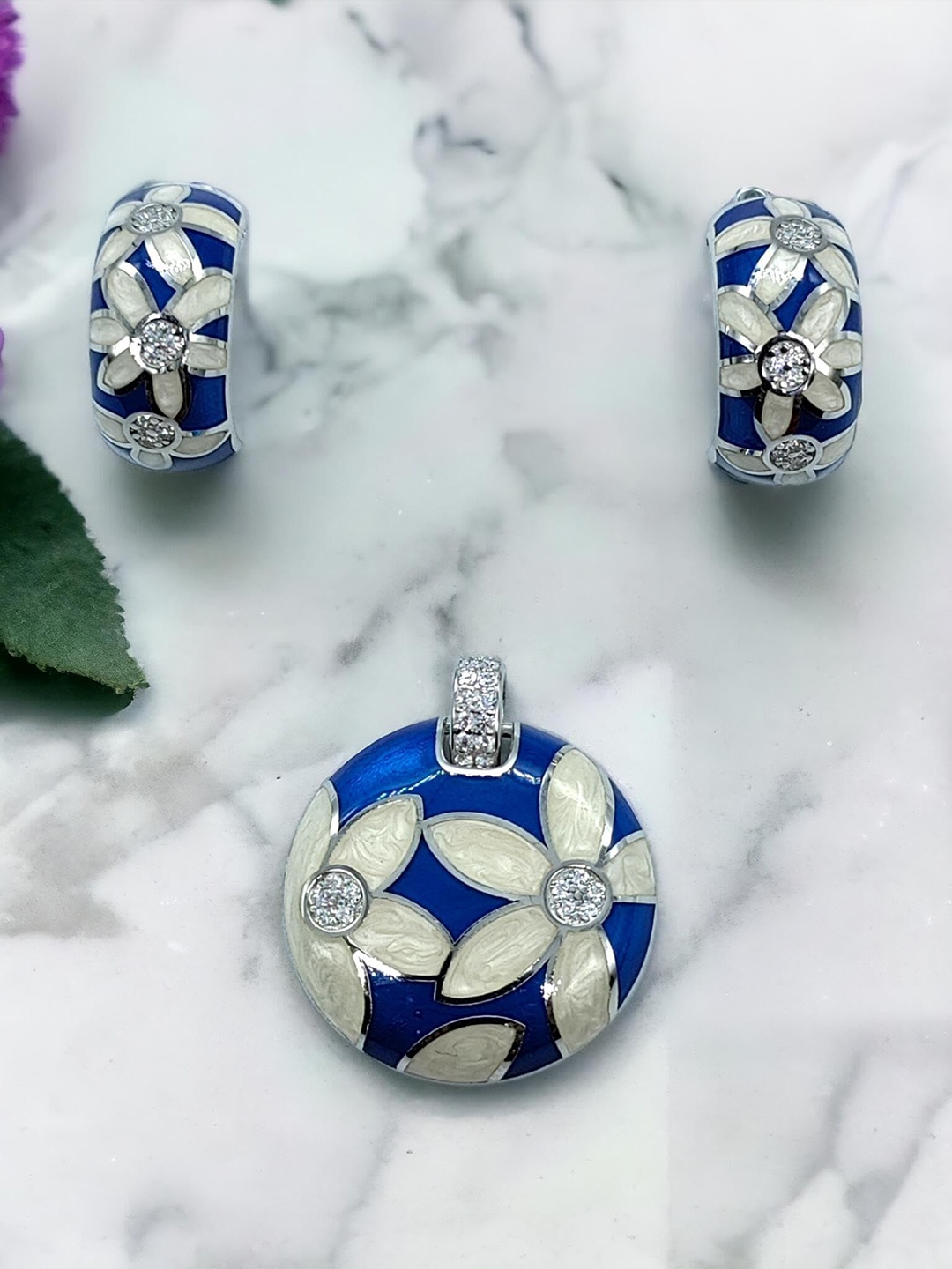 AMONROO 925 Sterling Silver Rhodium-Plated CZ Studded Floral Design Pendant and Earrings
AMONROO 925 Sterling Silver Rhodium-Plated CZ Studded Floral Design Pendant and Earrings