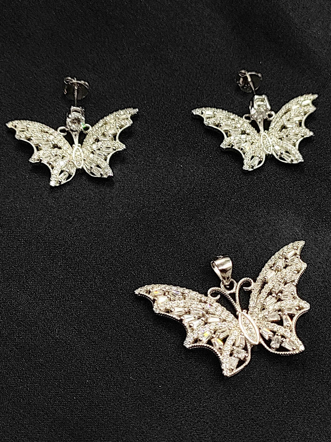 AMONROO 925 Sterling Silver Rhodium Plated Cubic Zirconia Studded Pendant & Earrings
AMONROO 925 Sterling Silver Rhodium Plated Cubic Zirconia Studded Pendant & Earrings