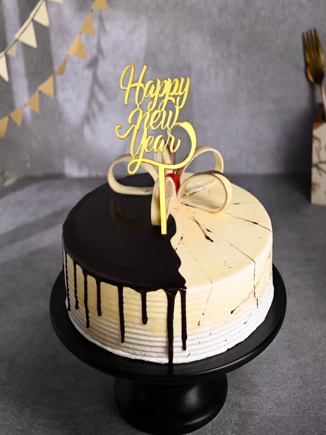 Floweraura New Year Choco Vanilla Flavour Eggless Round Cake With Topper 3Kg, Brown
Floweraura New Year Choco Vanilla Flavour Eggless Round Cake With Topper 3Kg, Brown
