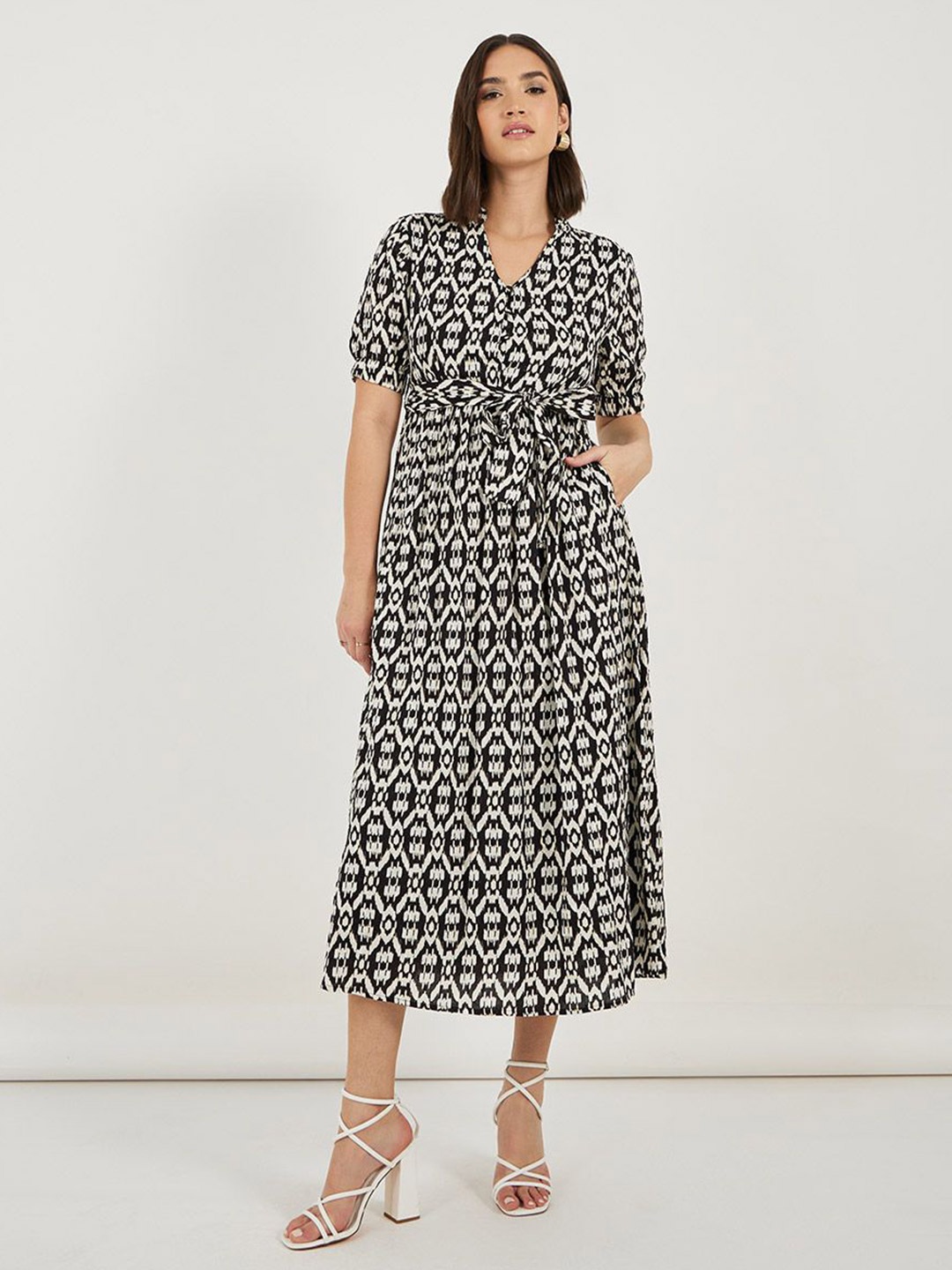 Styli Women V-Neck Printed Short Sleeves A-Line Maxi Length Dress With Tie Up, Black
Styli Women V-Neck Printed Short Sleeves A-Line Maxi Length Dress With Tie Up, Black