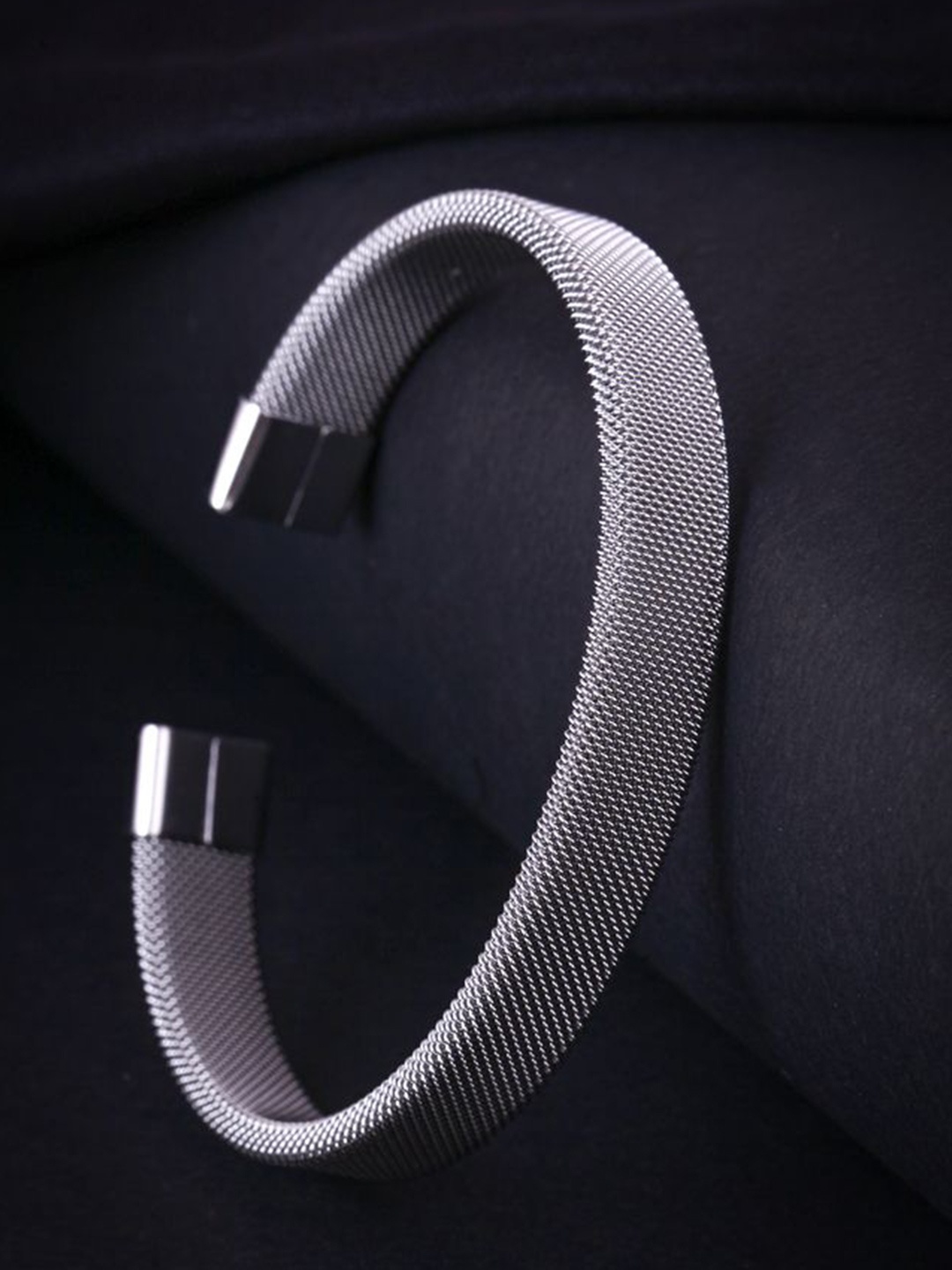 The Roadster Lifestyle Co. Men Silver-Plated Stainless Steel Oxidised Wraparound Bracelet
The Roadster Lifestyle Co. Men Silver-Plated Stainless Steel Oxidised Wraparound Bracelet