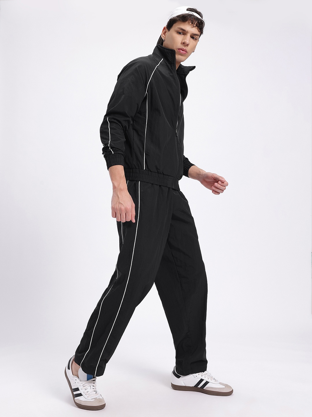 glitchez Athleisure Aesthetics Raglan Sleeves Mock Collar Jacket with Track Pants, Black
glitchez Athleisure Aesthetics Raglan Sleeves Mock Collar Jacket with Track Pants, Black