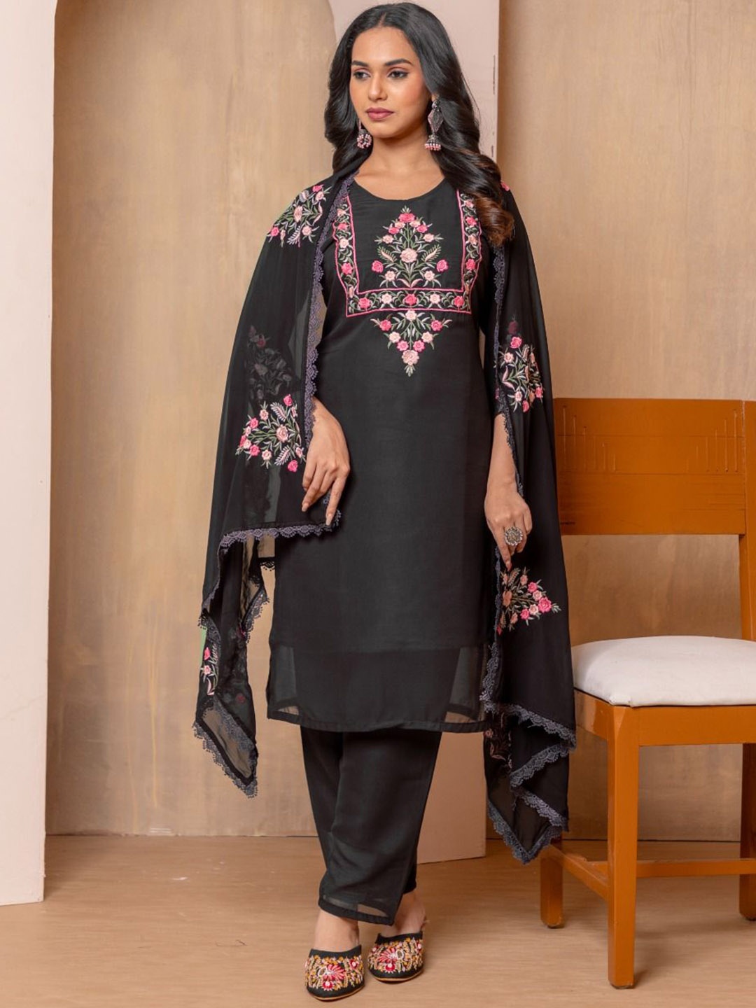 STYLERIUM Floral Embroidered Regular Georgette Straight Kurta With Trousers & Dupatta, Black
STYLERIUM Floral Embroidered Regular Georgette Straight Kurta With Trousers & Dupatta, Black