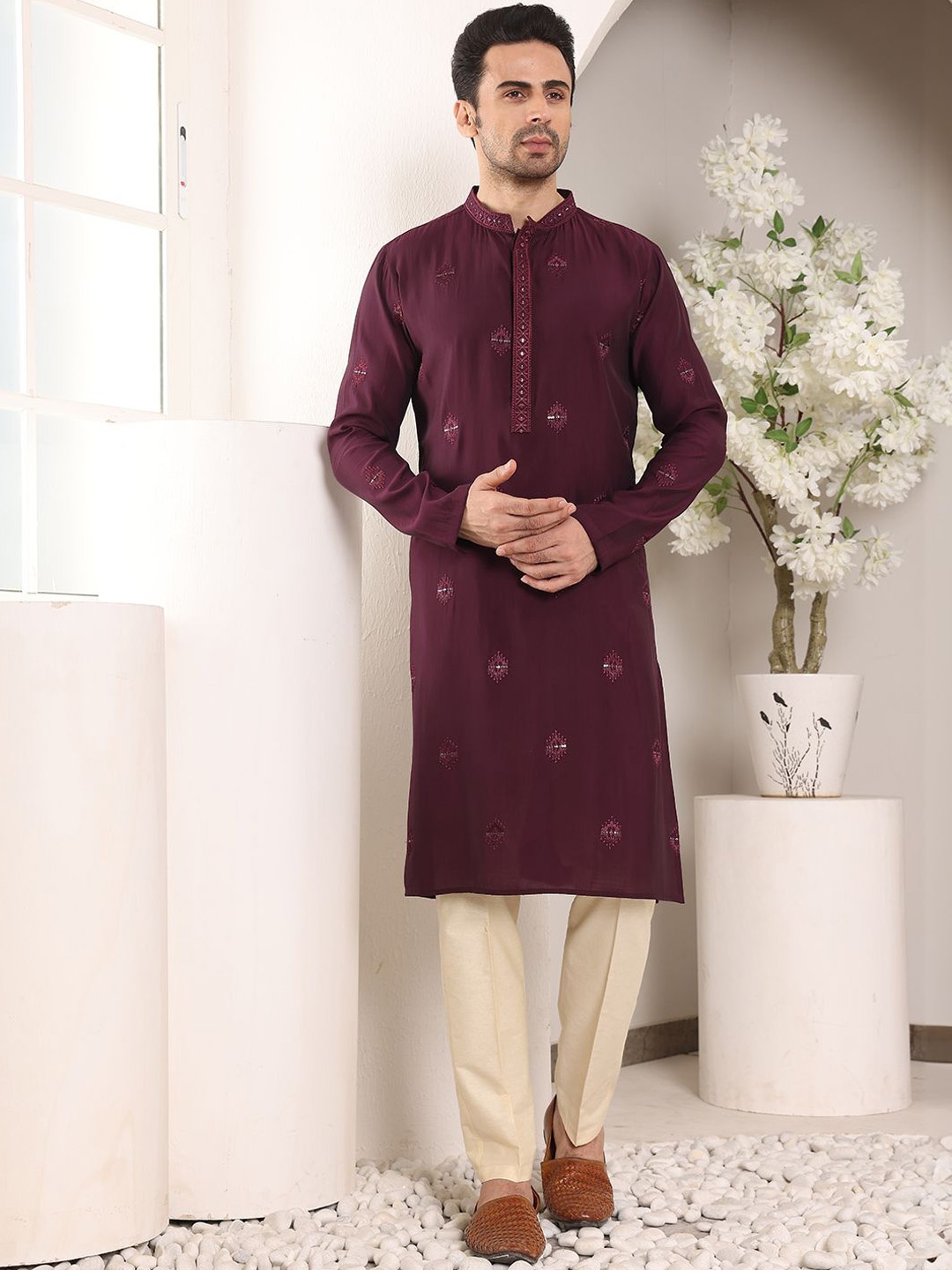 MULTI SHADES Ethnic Motifs Embroidered Mandarin Collar Sequinned Straight Kurta, Purple
MULTI SHADES Ethnic Motifs Embroidered Mandarin Collar Sequinned Straight Kurta, Purple