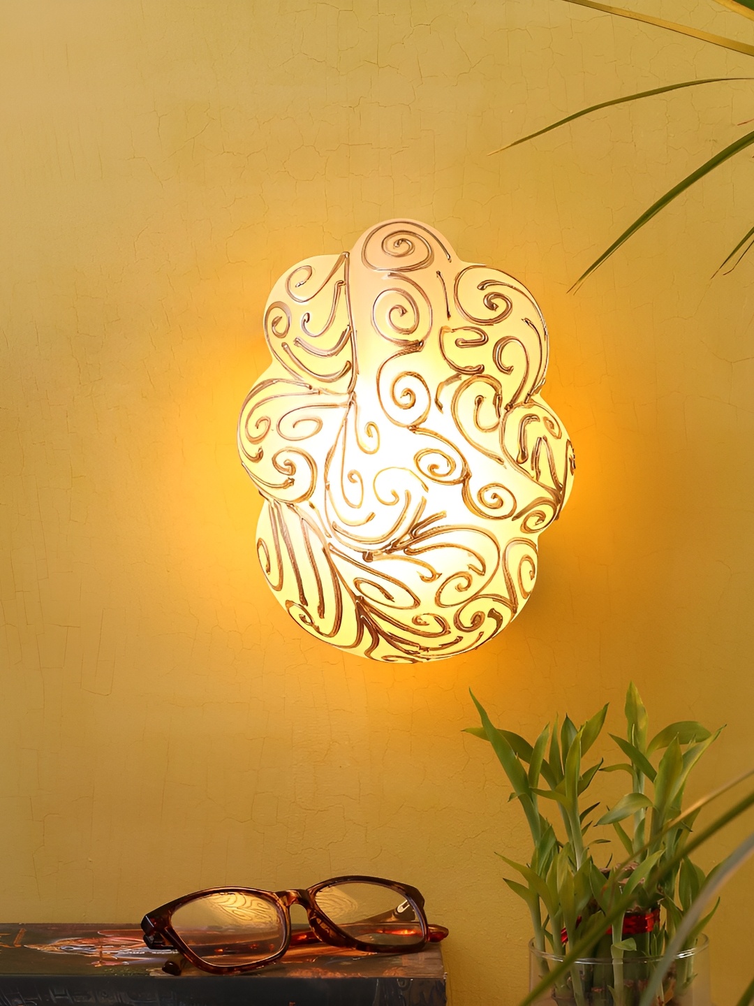 Aura White & Gold-Toned Glass Traditional Abstract Shaped Shaped Wall Lamp
Aura White & Gold-Toned Glass Traditional Abstract Shaped Shaped Wall Lamp