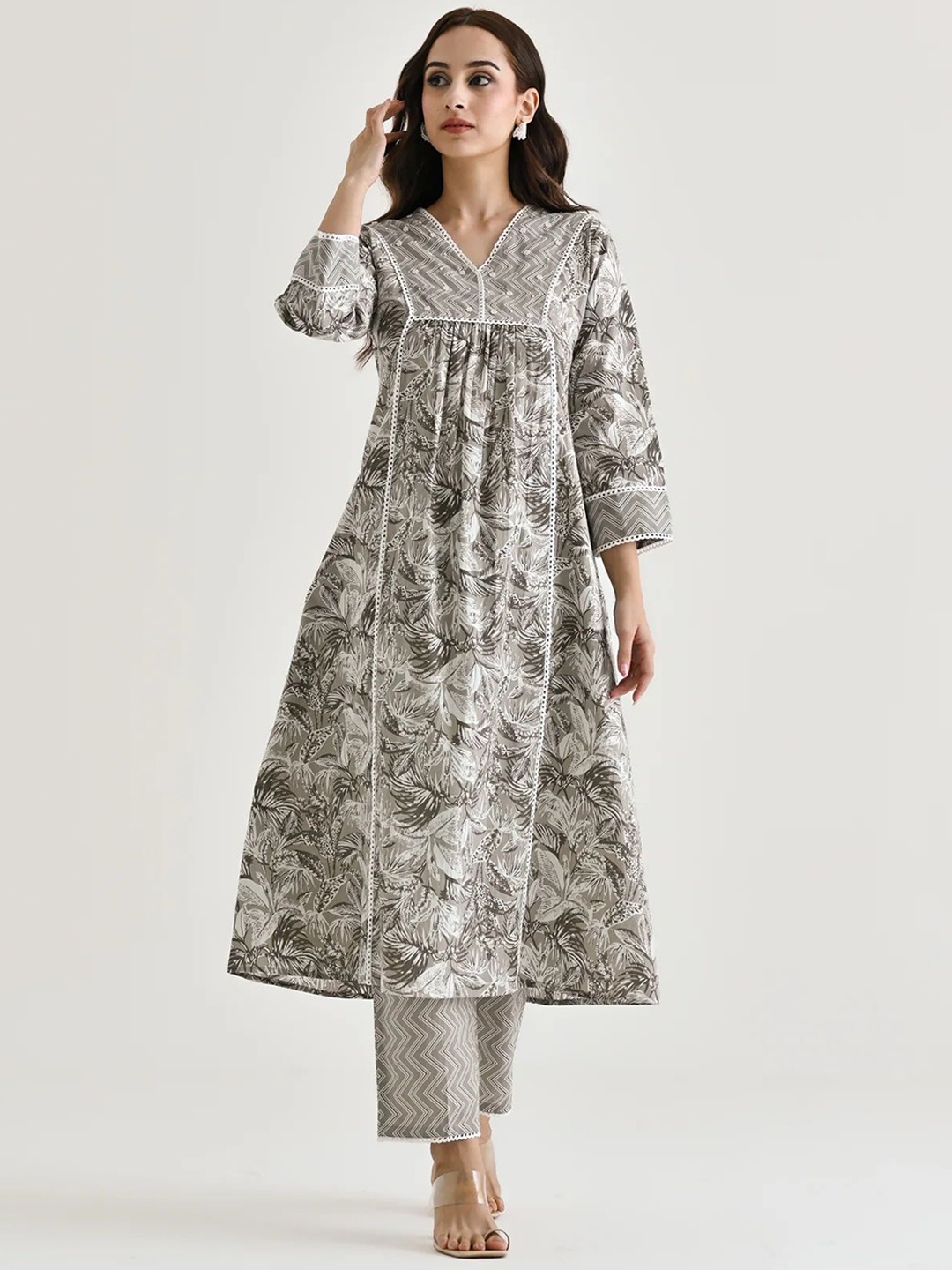 STYLERIUM Floral Printed V-Neck Three-Quarter Sleeves Panelled Kurta With Trouser, Grey
STYLERIUM Floral Printed V-Neck Three-Quarter Sleeves Panelled Kurta With Trouser, Grey