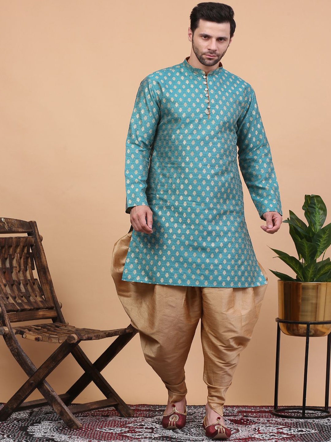 Larwa Floral Woven Design Mandarin Collar Jacquard Straight Kurta With Dhoti Pants, Sea green
Larwa Floral Woven Design Mandarin Collar Jacquard Straight Kurta With Dhoti Pants, Sea green