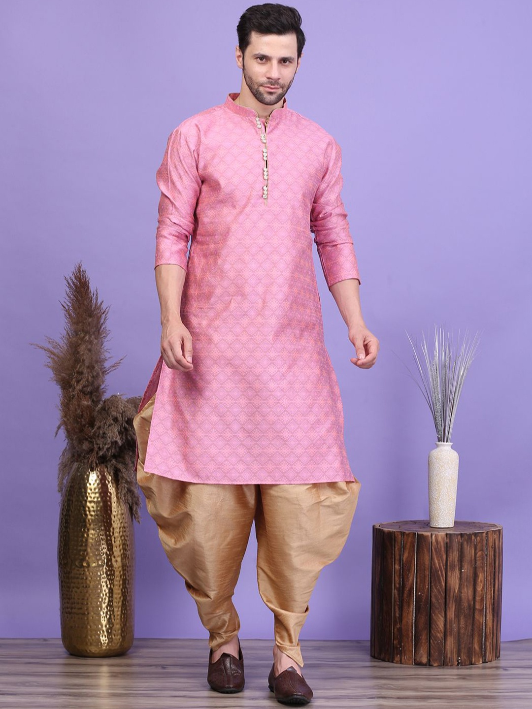 Larwa Geometric Woven Design Mandarin Collar Jacquard Straight Kurta With Dhoti Pants, Pink
Larwa Geometric Woven Design Mandarin Collar Jacquard Straight Kurta With Dhoti Pants, Pink