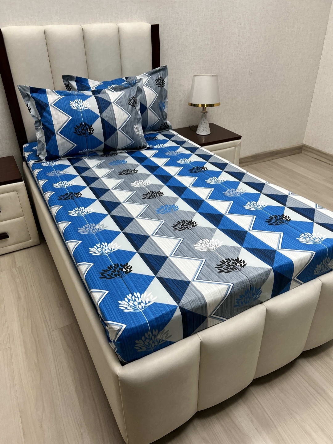 Pure Decor Lounge Blue Floral Printed Pure Cotton 240 TC Single Bedsheet Set 2.36 x 1.73 m
Pure Decor Lounge Blue Floral Printed Pure Cotton 240 TC Single Bedsheet Set 2.36 x 1.73 m
