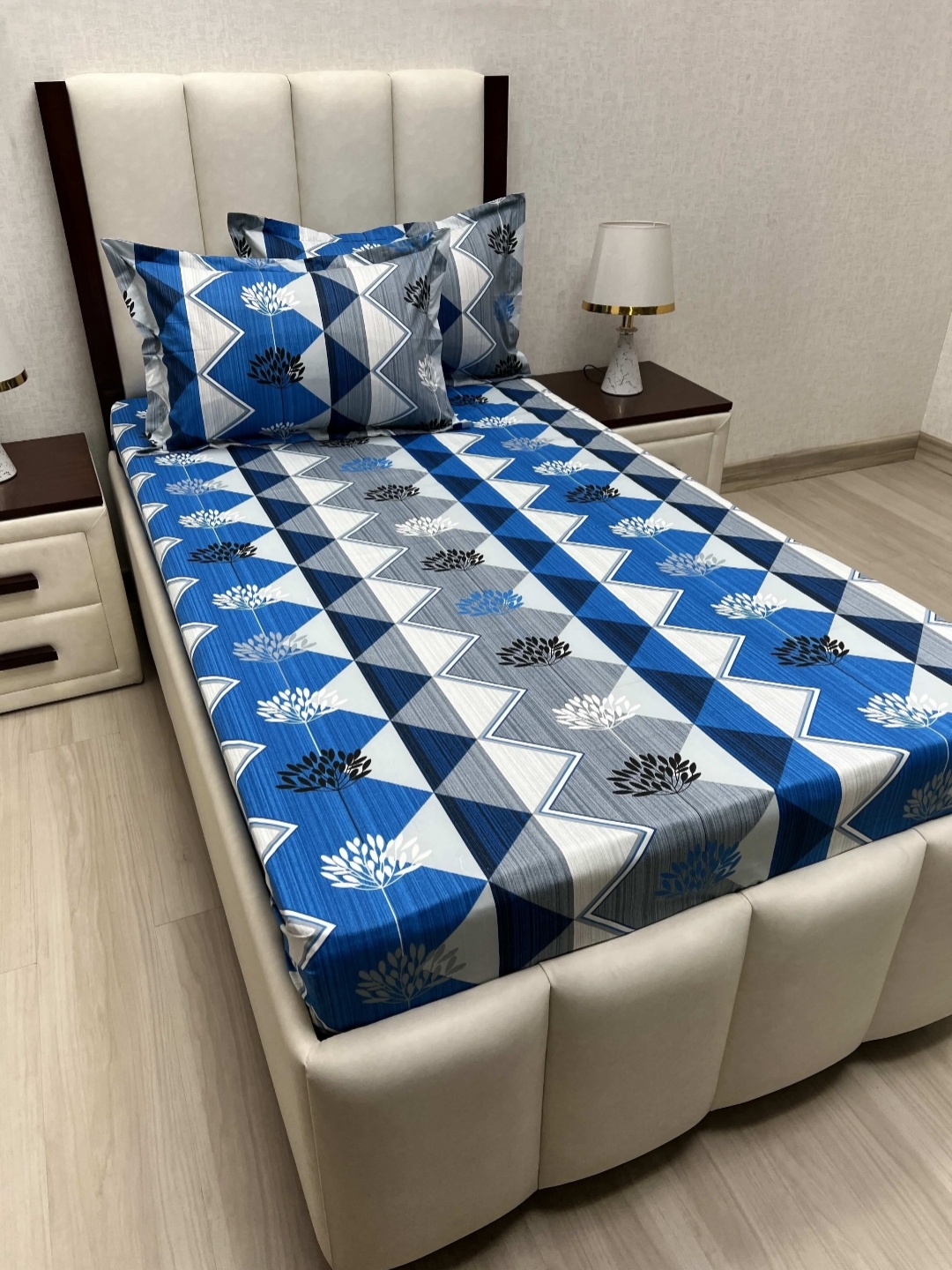 Pure Decor Blue & White Pure Cotton Floral 220 TC Single Bedsheet Set 2.23 m x 1.45 m
Pure Decor Blue & White Pure Cotton Floral 220 TC Single Bedsheet Set 2.23 m x 1.45 m