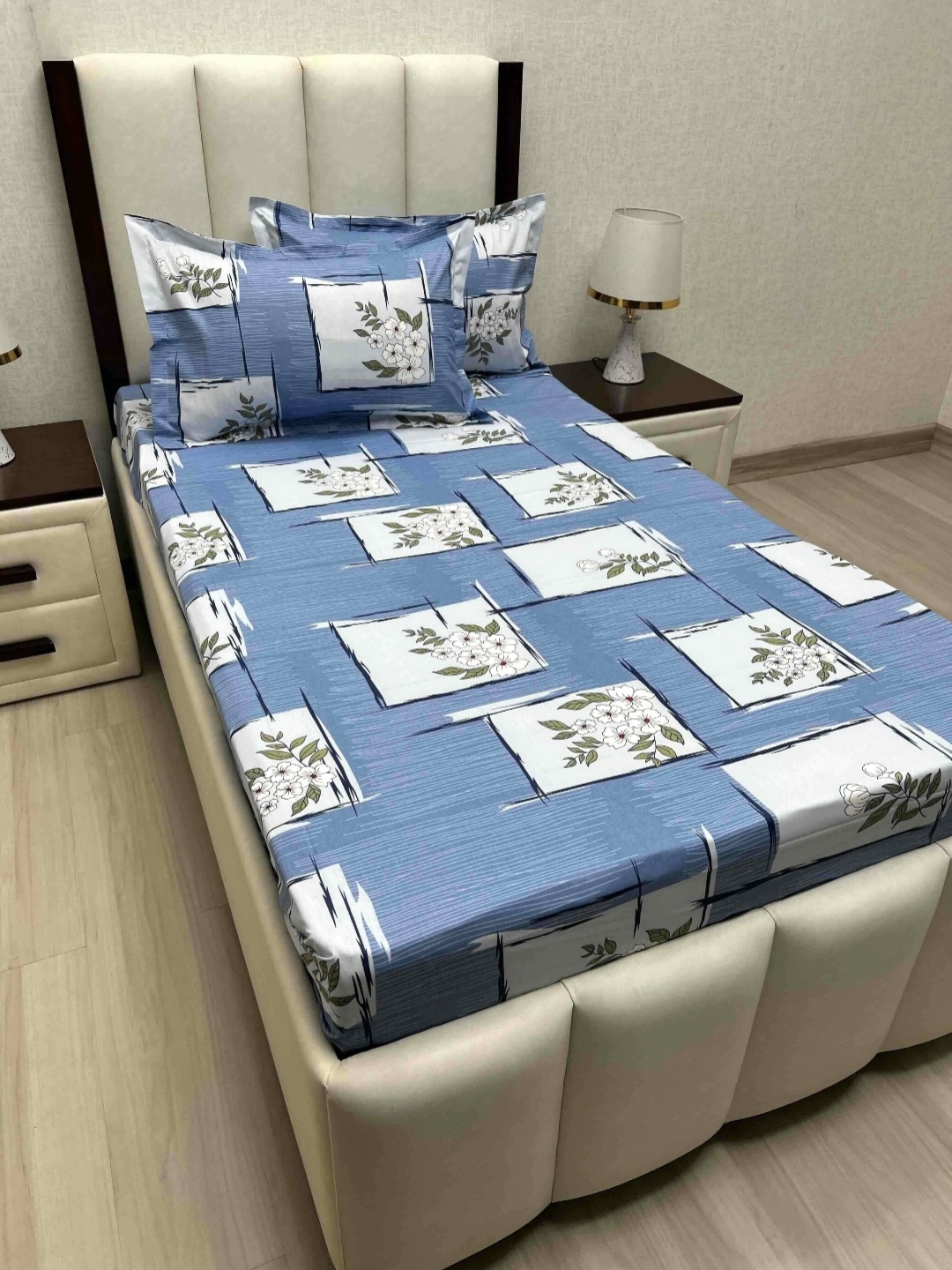 Pure Decor Blue & White Floral Pure Cotton 210 TC Single Bedsheet Set 1.73 m x 2.36 m
Pure Decor Blue & White Floral Pure Cotton 210 TC Single Bedsheet Set 1.73 m x 2.36 m