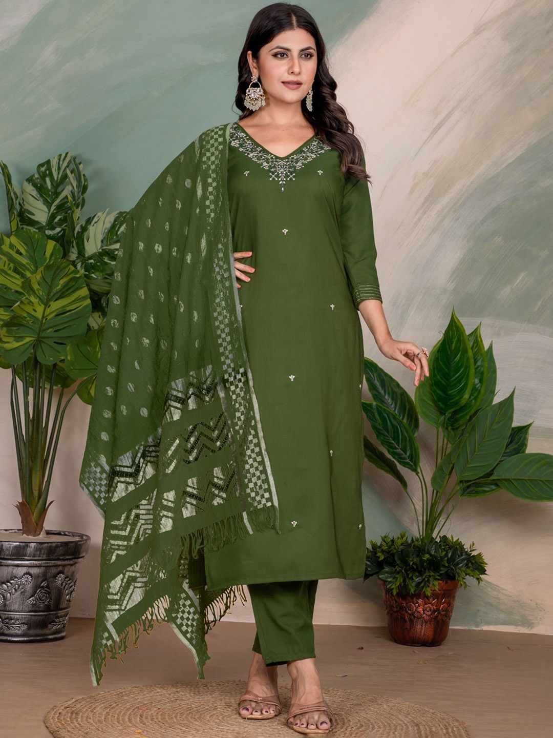 STYLERIUM Floral Embroidered Thread Work Chanderi Silk Kurta With Trouser And Dupatta, Green
STYLERIUM Floral Embroidered Thread Work Chanderi Silk Kurta With Trouser And Dupatta, Green