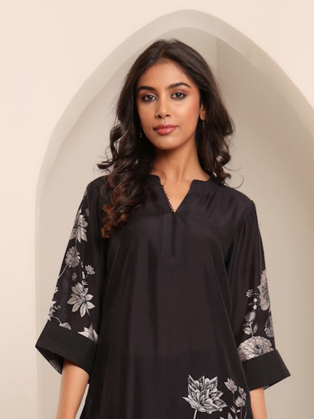 Varanga Floral Printed Mandarin Collar Chanderi Silk Straight Kurta With Trousers, Black
Varanga Floral Printed Mandarin Collar Chanderi Silk Straight Kurta With Trousers, Black