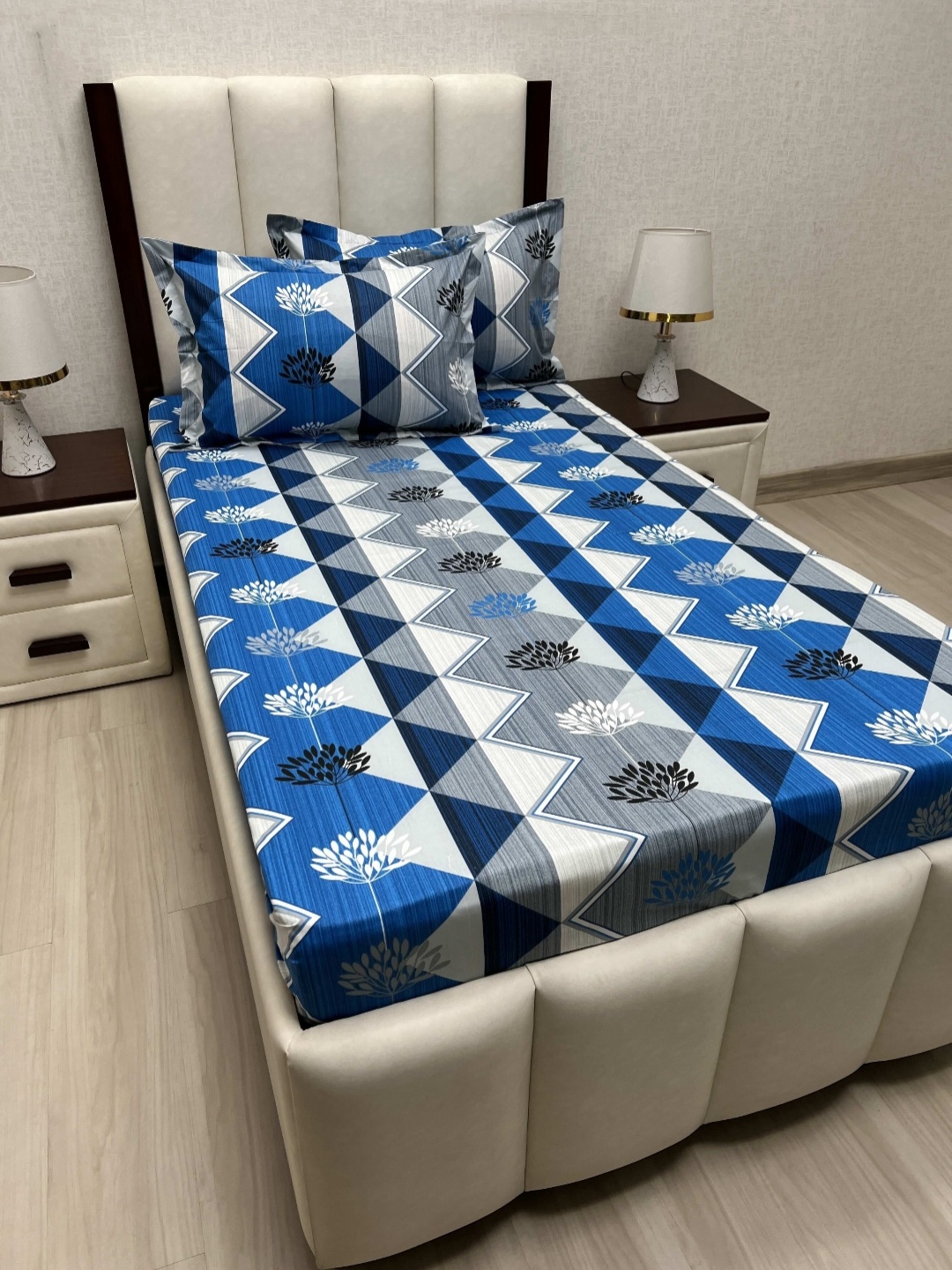 Pure Decor Blue & White Geometric Pure Cotton 200 TC Single Bedsheet Set 1.73 m x 2.36 m
Pure Decor Blue & White Geometric Pure Cotton 200 TC Single Bedsheet Set 1.73 m x 2.36 m