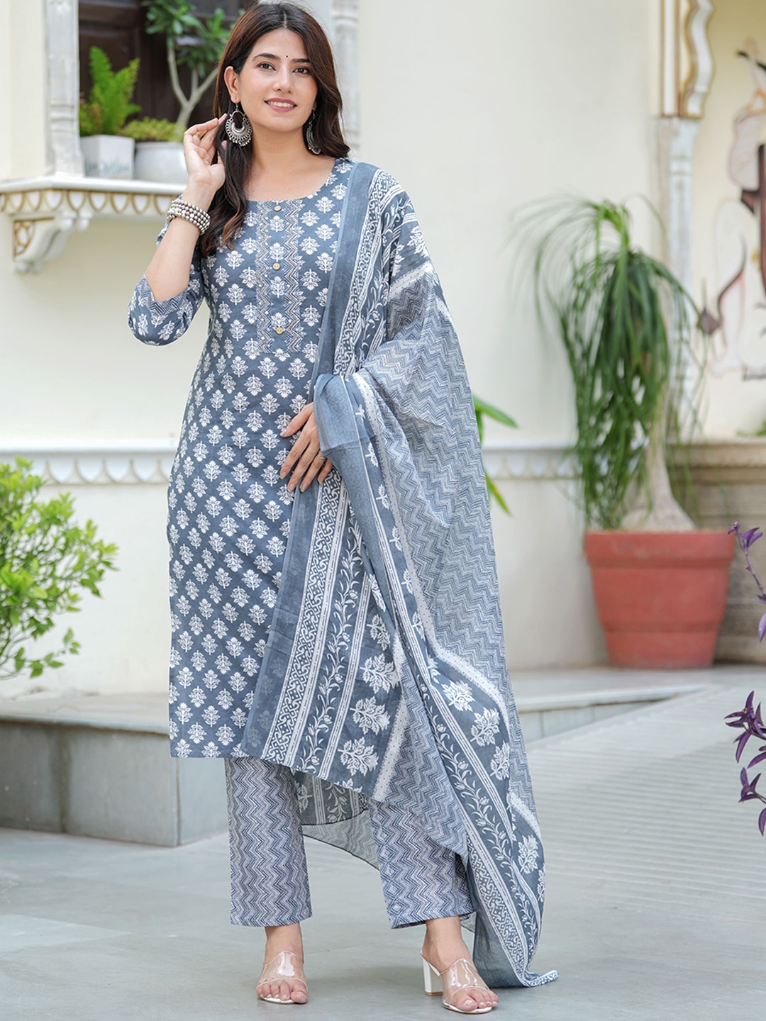 Mishree Collection Floral Printed Pure Cotton Straight Kurta With Trousers And Dupatta, Grey
Mishree Collection Floral Printed Pure Cotton Straight Kurta With Trousers And Dupatta, Grey