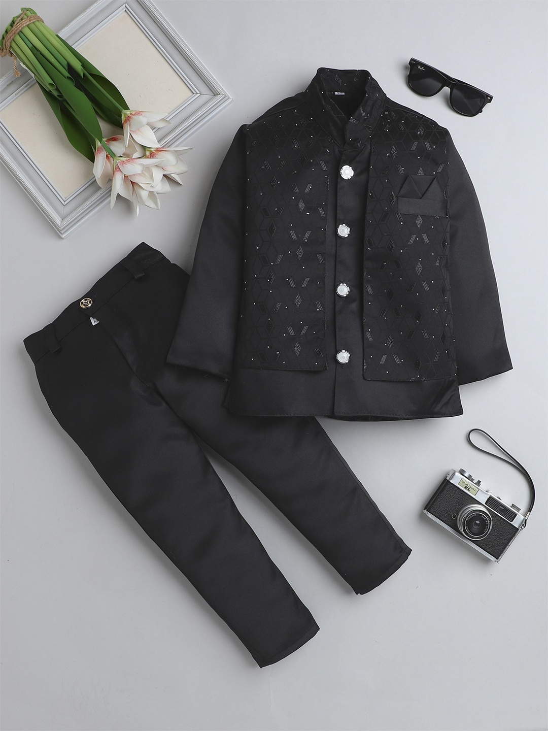 FOURFOLDS Boys Self Design Single-Breasted Mandarin Collar Double Vent 2-Piece Suit, Black
FOURFOLDS Boys Self Design Single-Breasted Mandarin Collar Double Vent 2-Piece Suit, Black